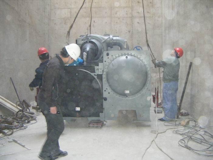 供应北京大型工厂冷水机组起重吊装图片