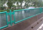 供应永乾钢板网桥梁安全防护钢板网护栏