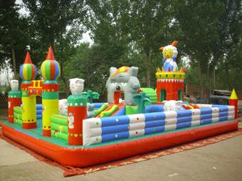 新疆儿童充气城堡选新疆儿童充气城堡到保定艺祥气模游乐设备生产厂家