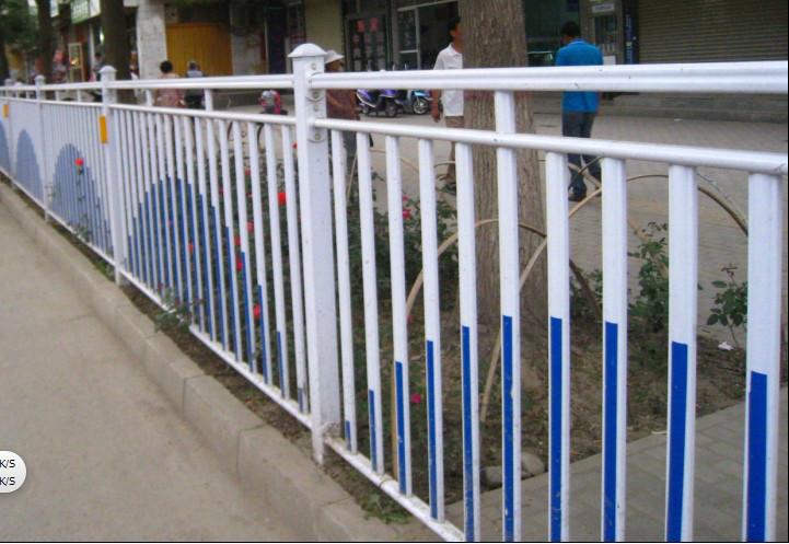 供应用于市政道路护栏的护栏生产厂家现货锌钢道路护栏