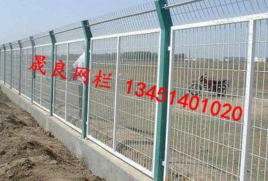 发电厂四周隔离用方管焊接铁丝网护栏  白色浸塑钢丝围栏