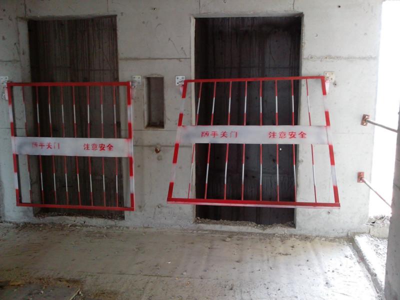 供应青岛定型化电梯井防护门，青岛定型化电梯井防护门安全门图片