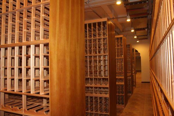 供应用于红酒展示的山东实木酒架专业生产厂家