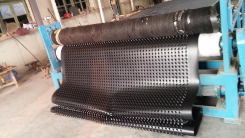 供应河南新乡供应地下车库用排水板 导水板塑料夹层板 质量好 价格低