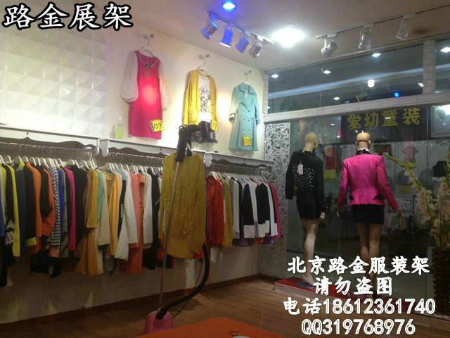 北京路金服装架木质上墙展示挂衣架批发