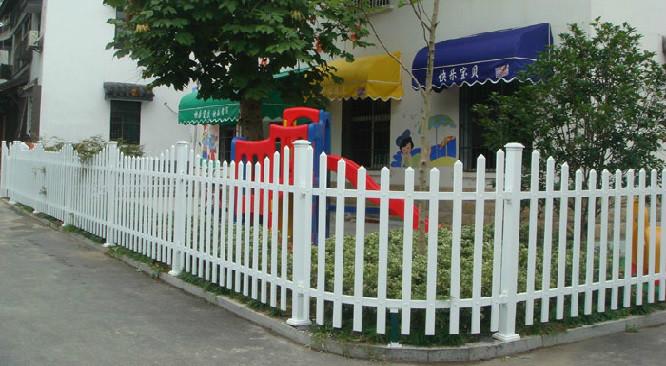 供应社区护栏高品质白色塑钢社区护栏图片