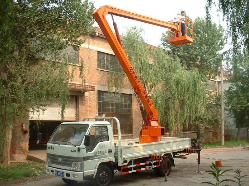 贵州折臂式高空作业车生产商在哪，济南折臂式高空作业车
