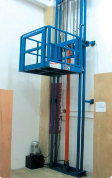 供应升降货梯楼层专用导轨式升降货梯，使用时要按说明书操作，注意安全