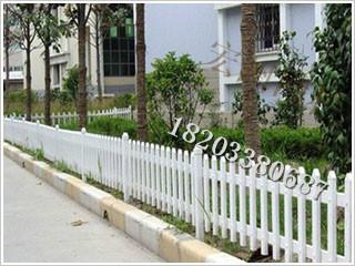 唐山PVC草坪护栏优点和缺点/生产实力最强的草坪护栏厂家/草坪护栏