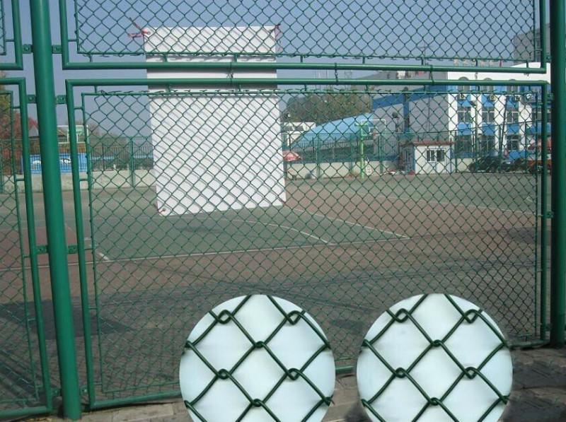 供应足球护栏网球场围栏网学校操场围栏
