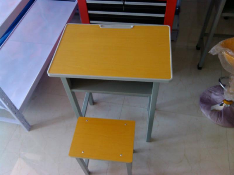 课桌椅可定做款式多样环保无毒害批发