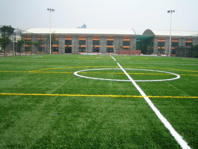 北京市人造草铺设足球场网球场施工厂家供应人造草坪足球场、 专业人造草铺设足球场网球场施工