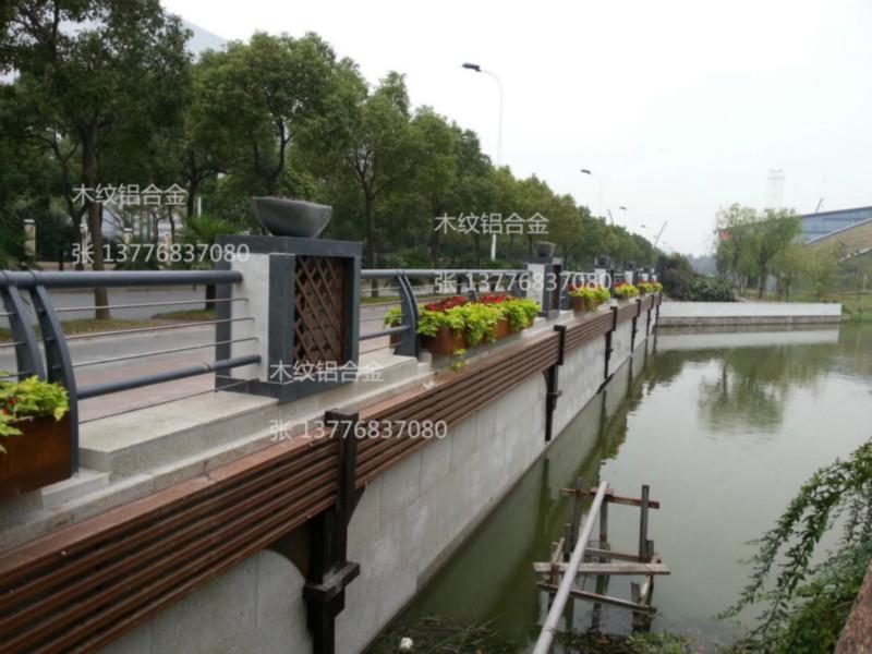 上海市护栏花箱厂家供应护栏花箱新型金属花箱道路花箱护栏