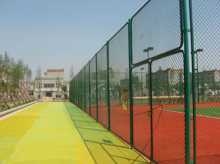 供应勾花护栏网体育场防护网球场围栏网品质保证方森厂家生产