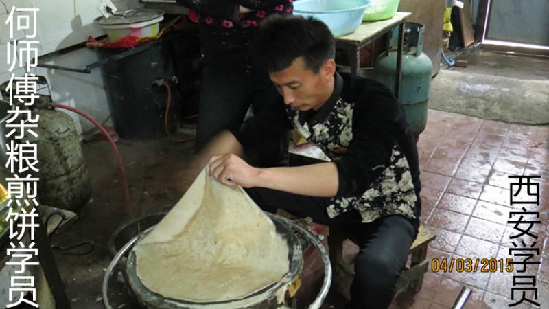 供应用于早餐土家酱香饼技术郑州那里教的好手抓饼的做法