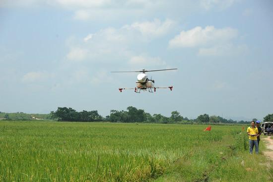 供应2015新款农业机械喷药飞机
